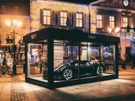 Bugatti guna La Voiture Noire sebagai hiasan sempena hari Krismas