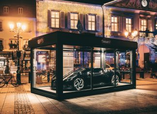 Bugatti guna La Voiture Noire sebagai hiasan sempena hari Krismas
