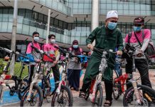 Ustaz Ebit Lew hadiahkan 5 basikal untuk penghantar makanan FoodPanda