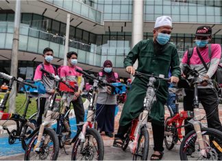 Ustaz Ebit Lew hadiahkan 5 basikal untuk penghantar makanan FoodPanda