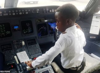 Pernah terbangkan pesawat tiga kali, ‘kapten’ berusia tujuh tahun ini tular di Uganda