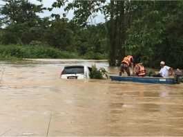 Dua beranak selamatkan pemandu hanyut bersama Perodua Myvi