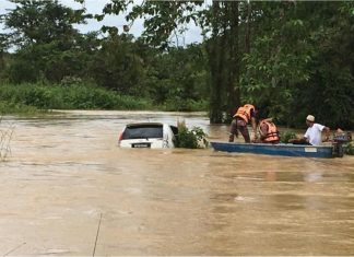 Dua beranak selamatkan pemandu hanyut bersama Perodua Myvi