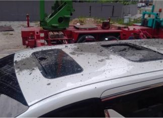 Dua kenderaan rosak ditimpa bancuhan simen ketika lalu bawah jambatan