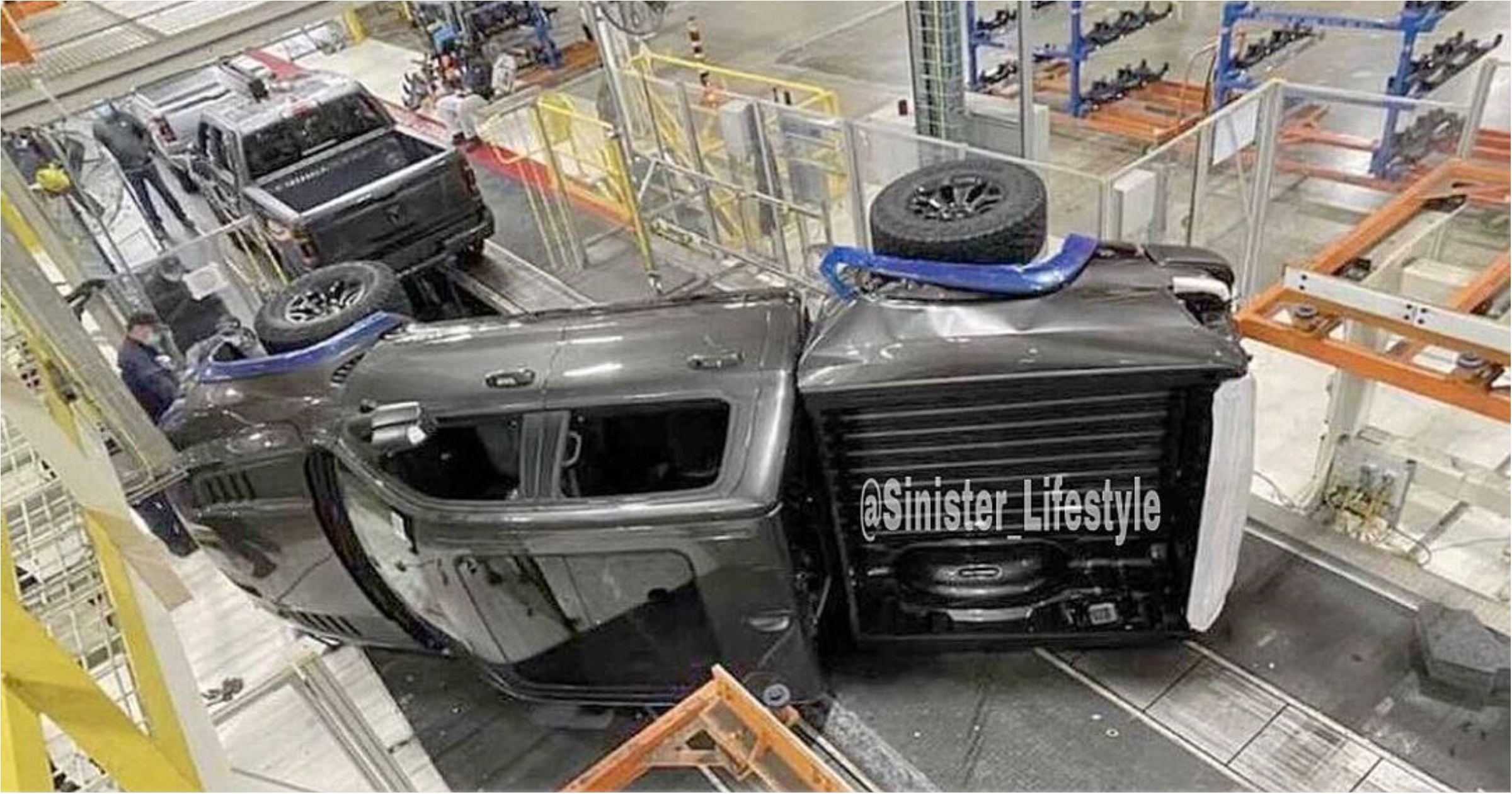 Belum Keluar Dah Kemalangan Ram 1500 Trx Ini Terbalik Dalam Kilang Motoqar