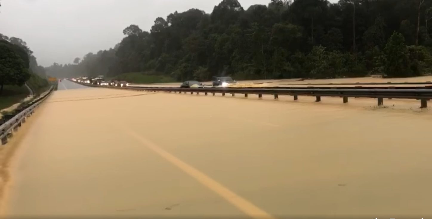 Banjir Lebuhraya Pantai Timur (LPT) Fasa 1 di Kilometer 198 ditutup
