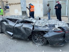 Bangunan parkir roboh, banyak kereta mewah rosak teruk!