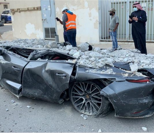 Bangunan parkir roboh, banyak kereta mewah rosak teruk!