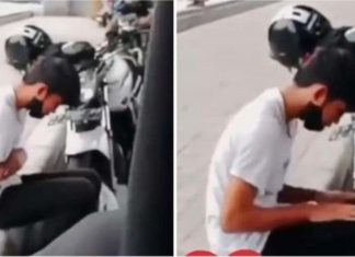 Penunggang motosikal ini solat di bawah jambatan sambil berteduh dari hujan