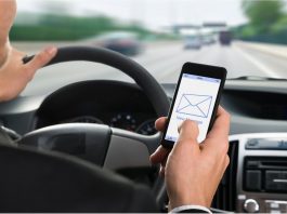 Guna telefon bimbit semasa memandu, pemandu Myvi ditahan selepas langgar papan tanda sekatan jalan raya