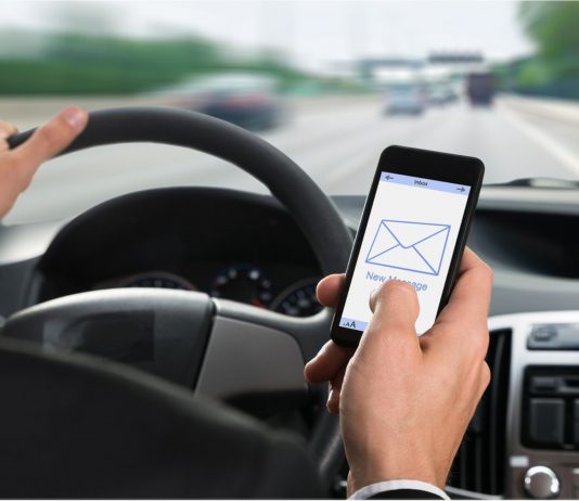 Guna telefon bimbit semasa memandu, pemandu Myvi ditahan selepas langgar papan tanda sekatan jalan raya