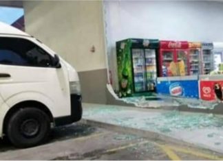 Tertekan pedal, van dipandu remaja tiada lesen rempuh kedai serbaneka