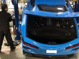 Chevrolet C8 Corvette Stingray rosak teruk setelah terjatuh dari lif hidraulik