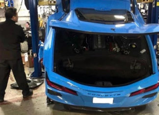 Chevrolet C8 Corvette Stingray rosak teruk setelah terjatuh dari lif hidraulik