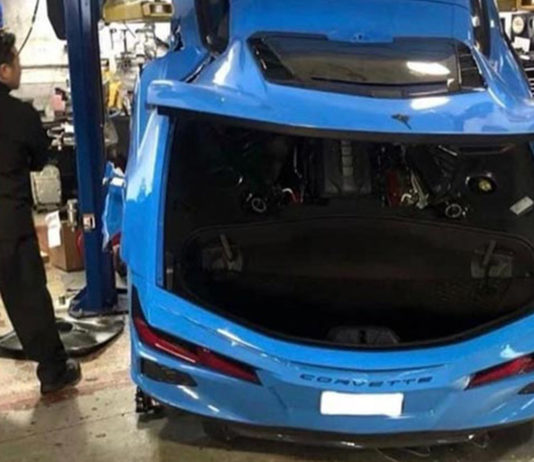 Chevrolet C8 Corvette Stingray rosak teruk setelah terjatuh dari lif hidraulik