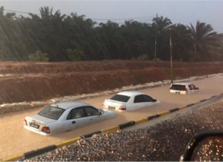 Lima kereta ditenggelami air angkara banjir kilat di Melaka