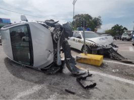 Perodua Axia terbalik, kemalangan dengan MPV polis