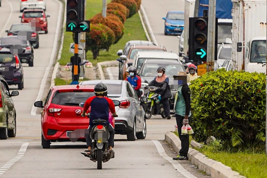 menjaja lampu isyarat