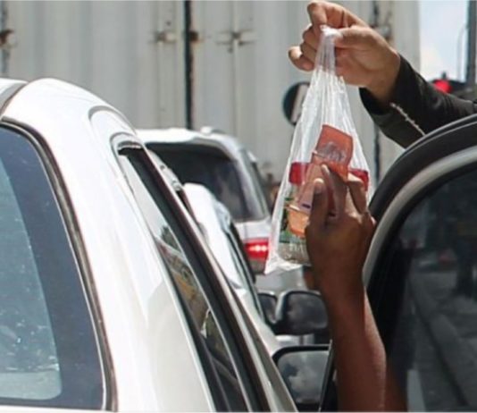 Pengguna jalan raya berdepan denda RM2,000 jika beli jualan di lampu isyarat – Ketua Polis Johor