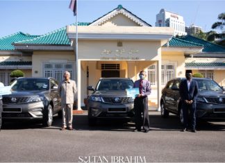 Sultan Ibrahim kurnia Proton X70 kepada tiga doktor sebagai tanda penghargaan