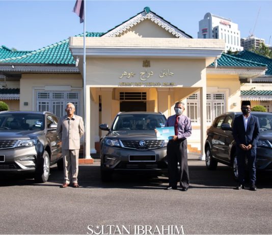 Sultan Ibrahim kurnia Proton X70 kepada tiga doktor sebagai tanda penghargaan