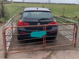 Selamba parkir depan pintu masuk ladang, BMW ini dipasang pagar di kelilingnya
