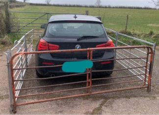 Selamba parkir depan pintu masuk ladang, BMW ini dipasang pagar di kelilingnya