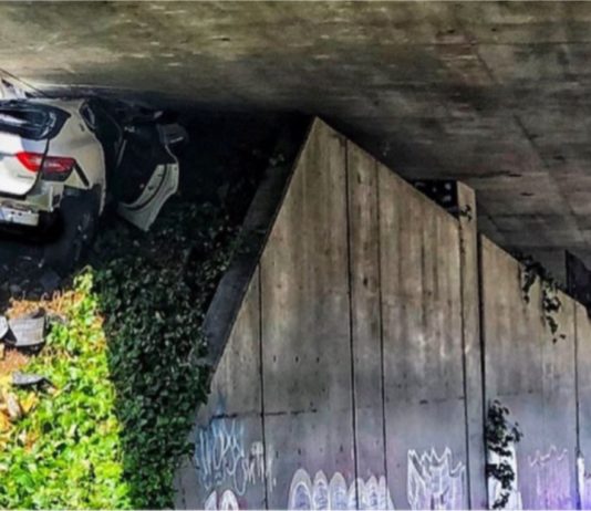 Maserati Levante ‘melekat’ bawah jejambat di California setelah dikejar polis