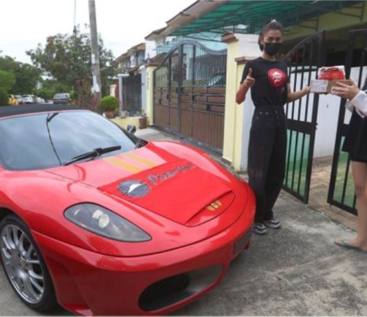 Pizza Hut Malaysia hantar pesanan guna Ferrari F430 sempena hari April Fool’s