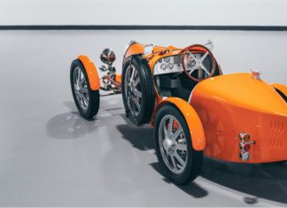 Bugatti Baby II di lapangan terbang Dubai digunakan sebagai kenderaan peribadi