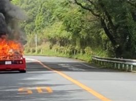 Ferrari F40 rosak teruk, terbakar ketika sedang dipandu