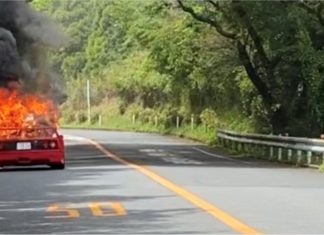 Ferrari F40 rosak teruk, terbakar ketika sedang dipandu