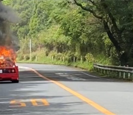 Ferrari F40 rosak teruk, terbakar ketika sedang dipandu