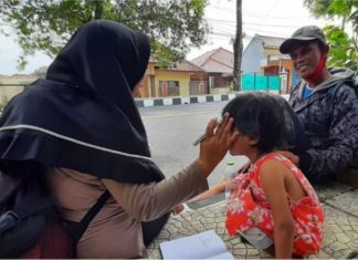 Suami isteri berjalan kaki ratusan kilometer untuk balik kampung