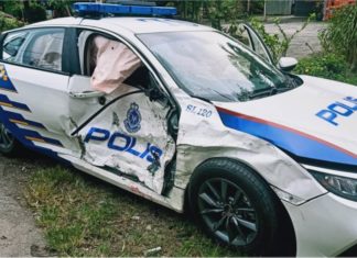 Tiga anggota polis cedera, MPV Honda Civic dirempuh trak pikap