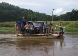 Penduduk Jawa Barat, Indonesia sanggup angkut kenderaan rentas sungai demi elak sekatan