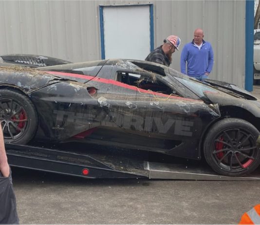 Trak tunda terlibat kemalangan, SSC Tuatara yang dibawa rosak teruk!