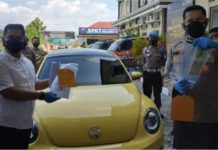 Remaja pandu Volkswagen Beetle kuning di Indonesia nekad rempuh SJR ketika diperiksa