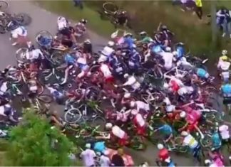 Penonton dengan papan tanda jadi punca kemalangan besar-besaran Tour de France