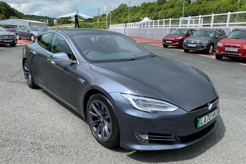 Tesla Model S putera charles