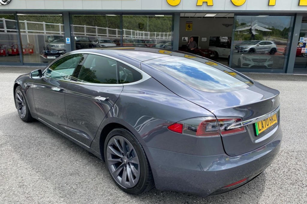 Tesla Model S putera charles