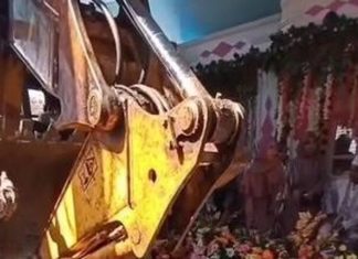 Letak pelamin tengah jalan utama, jentolak, ambulans, lori kambing lalu macam biasa