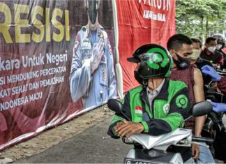 Penduduk Jakarta Selatan jalani proses vaksinasi secara pandu lalu