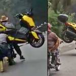 Honda GL angkut Yamaha XMax