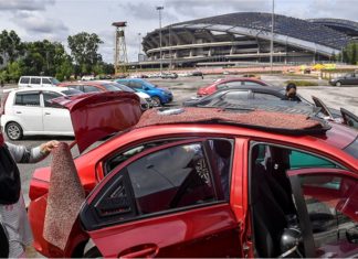 Banjir kilat di Shah Alam, pemilik pasrah lihat kereta ditenggelami air naik mendadak