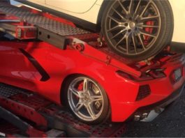 Lantai atas treler angkut kereta runtuh hempap Corvette C8