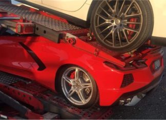 Lantai atas treler angkut kereta runtuh hempap Corvette C8