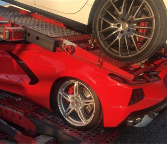 Lantai atas treler angkut kereta runtuh hempap Corvette C8