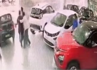 Belum sempat keluar kedai, kereta jatuh dari tingkat satu gara-gara termasuk gear D