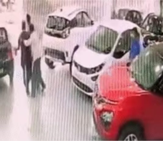 Belum sempat keluar kedai, kereta jatuh dari tingkat satu gara-gara termasuk gear D